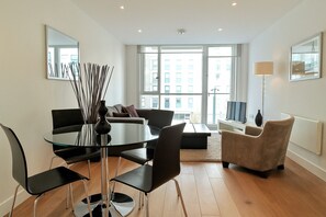 Deluxe appartement, 1 slaapkamer | Woonruimte | Een flatscreentelevisie