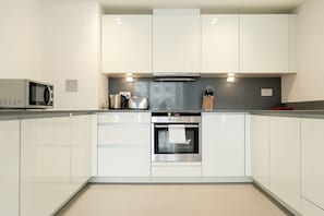 Deluxe Apartment, 1 Bedroom | Private kitchen | Full-size fridge, microwave, oven, stovetop
