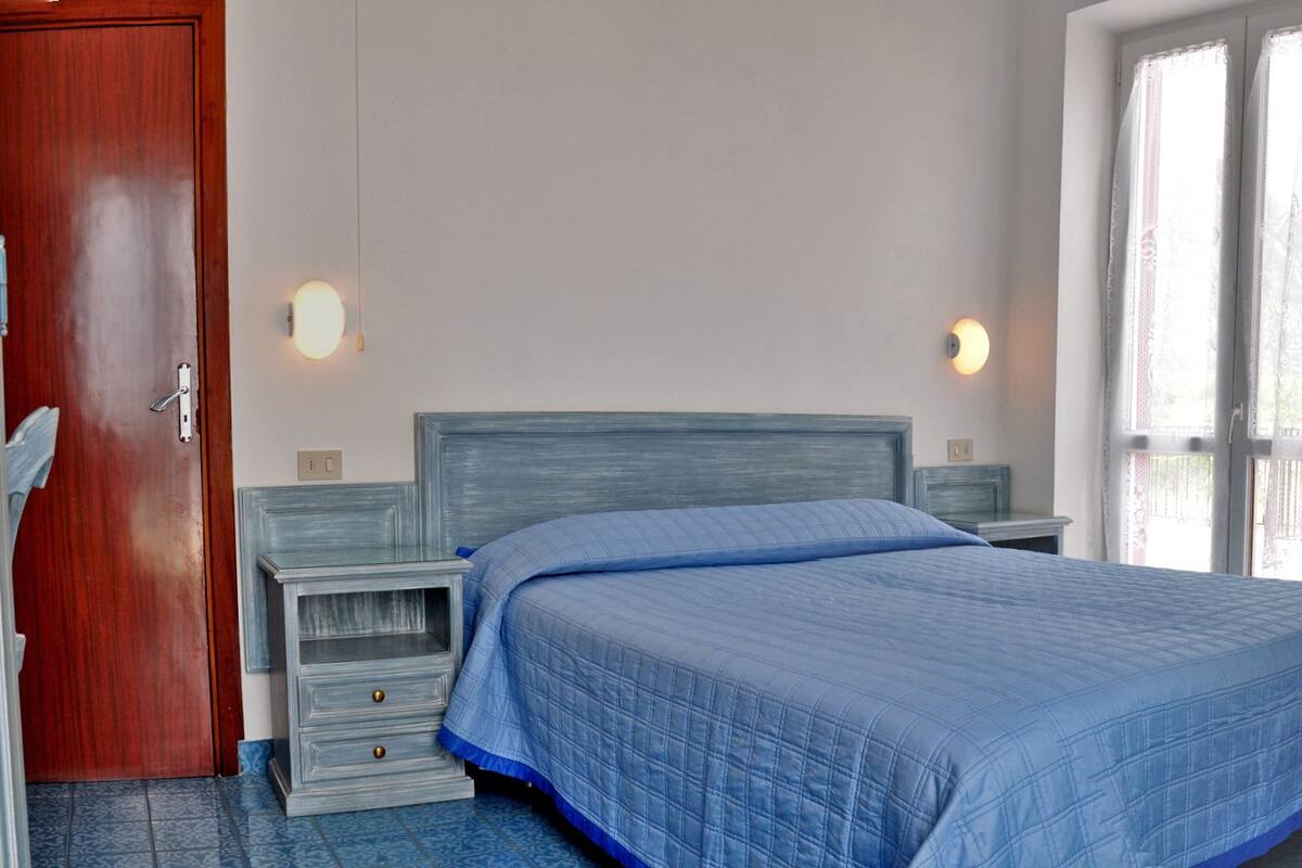 Desk, free cots/infant beds, free WiFi, bed sheets