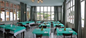 Daily cooked-to-order breakfast (EUR 4 per person)