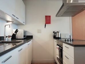 Apartment, 2 Bedrooms, 2 Bathrooms | Private kitchen