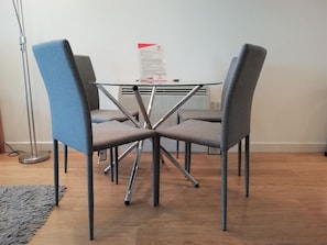 Apartment, 2 Bedrooms, 2 Bathrooms | In-room dining