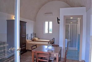Estudio, cocineta | Cunas, wifi gratis y ropa de cama
