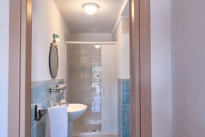 Estudio, cocineta | Baño | Regadera, regadera tipo lluvia, secadora de cabello, bidet