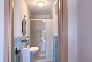 Studio, Kitchenette | Bathroom | Shower, rainfall showerhead, hair dryer, bidet