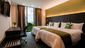 Deluxe Double Room, 2 Katil Kelamin (Double) | Peti besi dalam bilik, meja, langsir/tirai gelap terus, kalis bunyi 