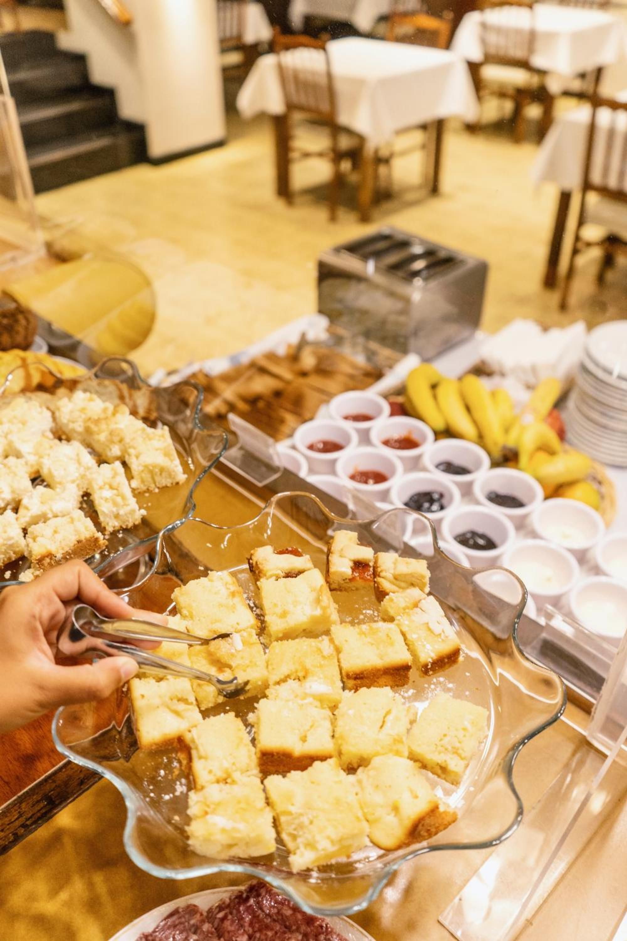 Una mesa de buffet con diversos alimentos y salsas.