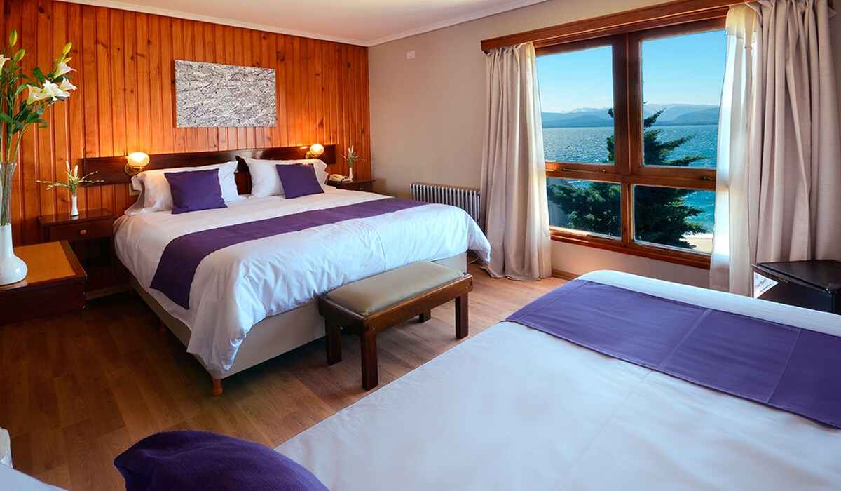 Suite, varias camas, vistas al lago | Caja fuerte, escritorio, wifi gratis y ropa de cama