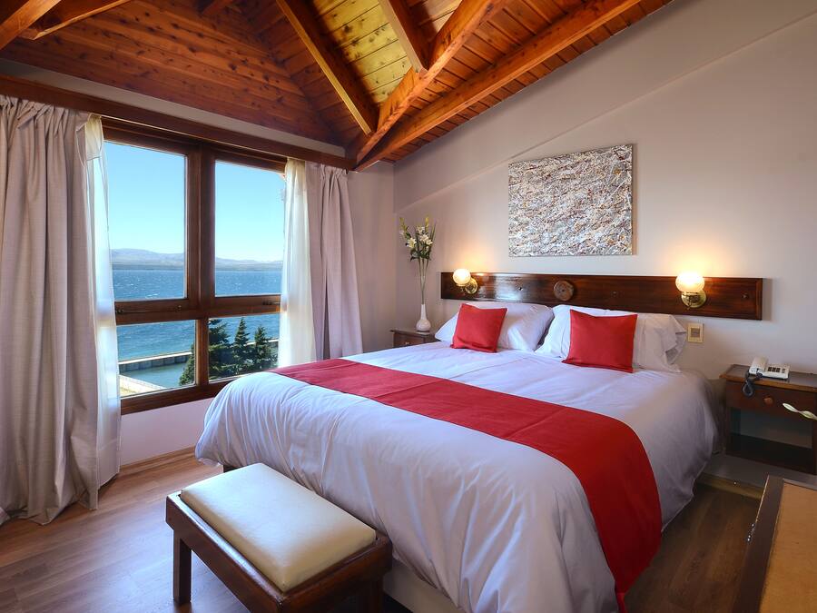 Shower, free toiletries, bidet, towels