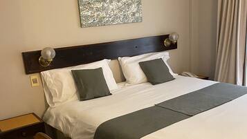 Chambre Standard, 1 grand lit | Coffres-forts dans les chambres, bureau, Wi-Fi gratuit, draps fournis