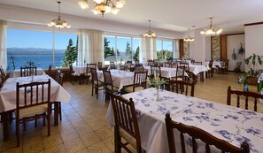 Quarto superior, 3 camas de solteiro | Restaurante