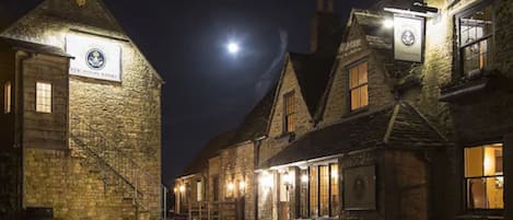 Majoituspaikan julkisivu illalla/yöllä