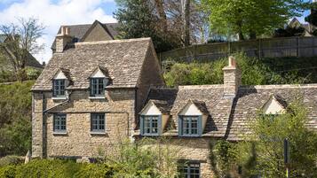 House | Premium bedding, iron/ironing board, free WiFi, bed sheets