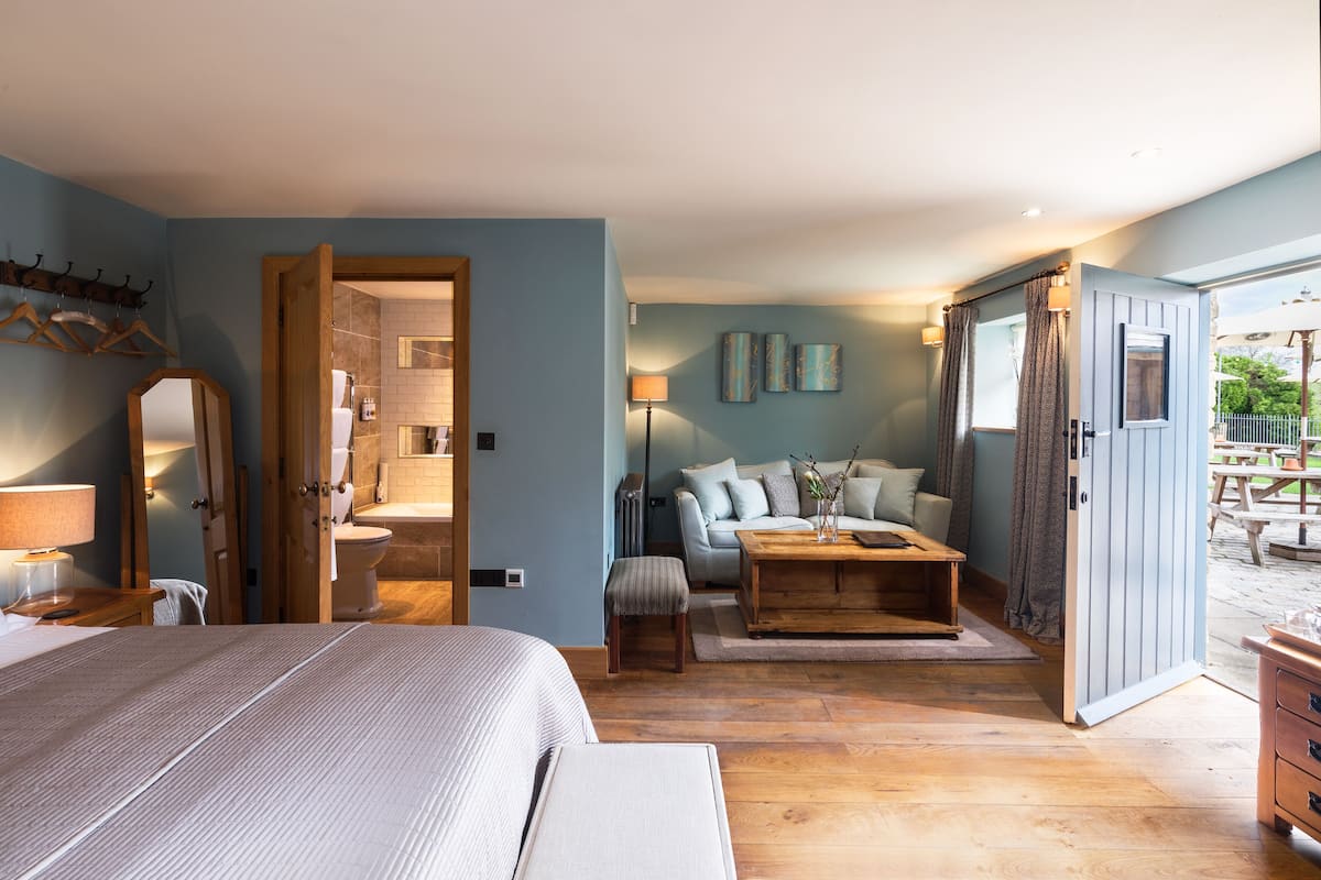 Habitación, vistas al jardín | Ropa de cama de alta calidad, tabla de planchar con plancha, wifi gratis