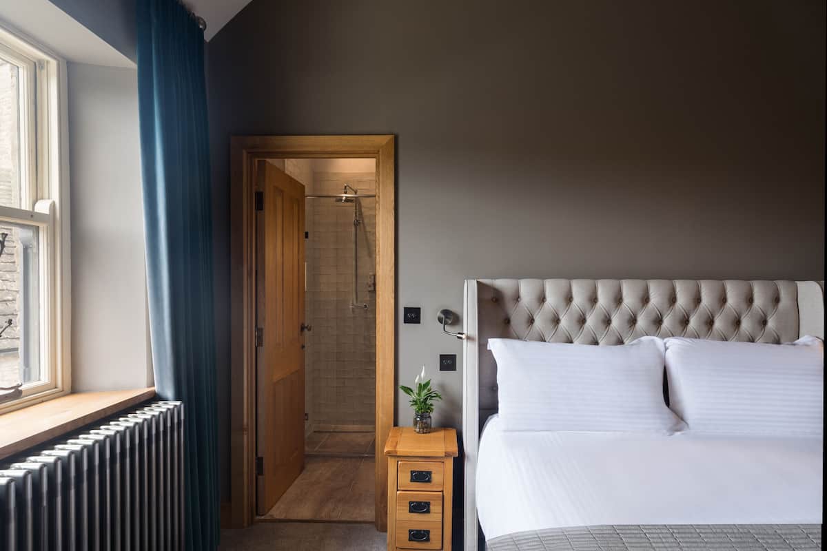 Habitación doble | Ropa de cama de alta calidad, tabla de planchar con plancha, wifi gratis