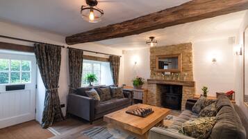 House | Living area | 42-inch Smart TV with cable channels, TV, Netflix