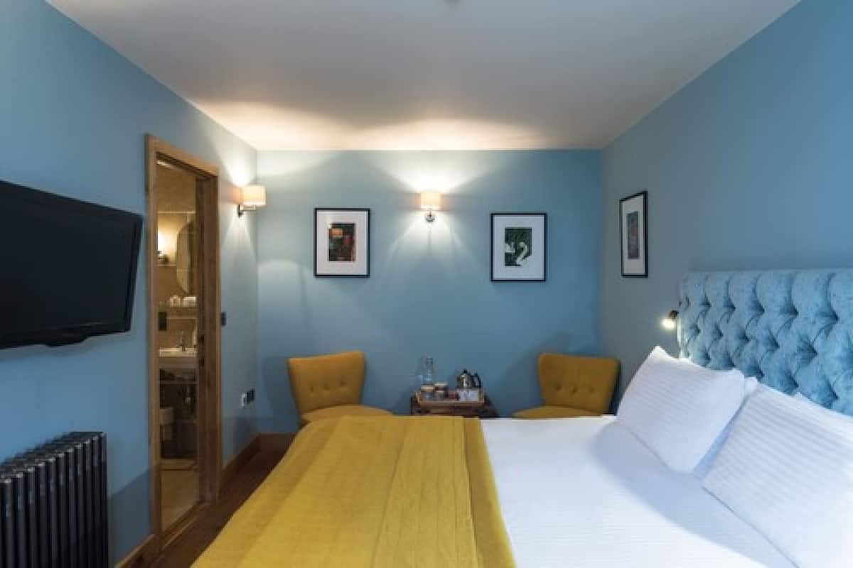 Habitación Deluxe doble | Ropa de cama de alta calidad, tabla de planchar con plancha, wifi gratis