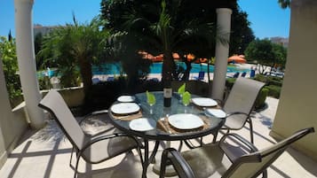 Villa, 2 Bedrooms, Poolside | Teres/patio