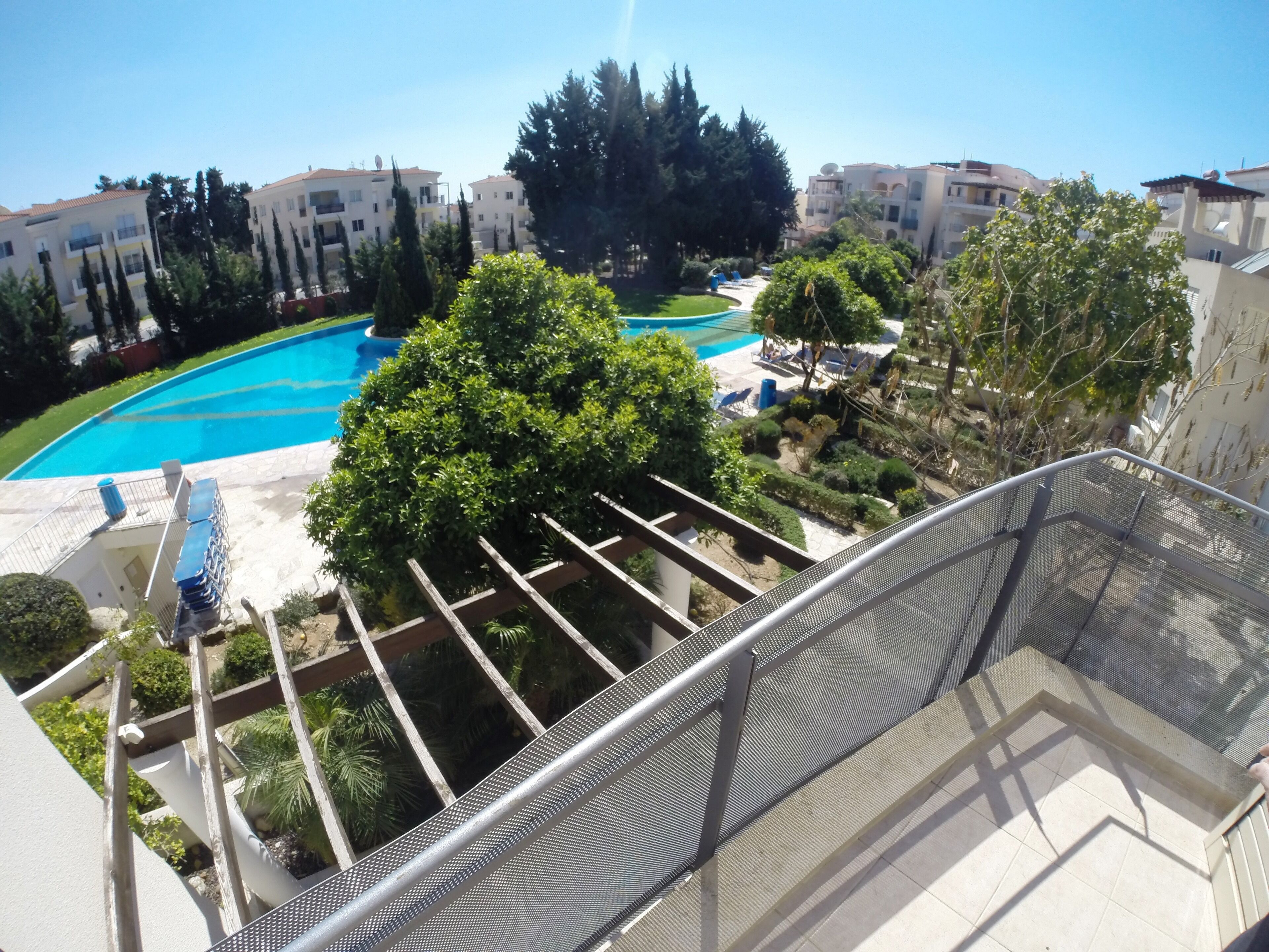Zona residencial con piscina, zonas verdes y edificios de apartamentos.