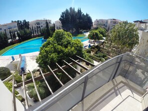 Zona residencial con piscina, zonas verdes y edificios de apartamentos.