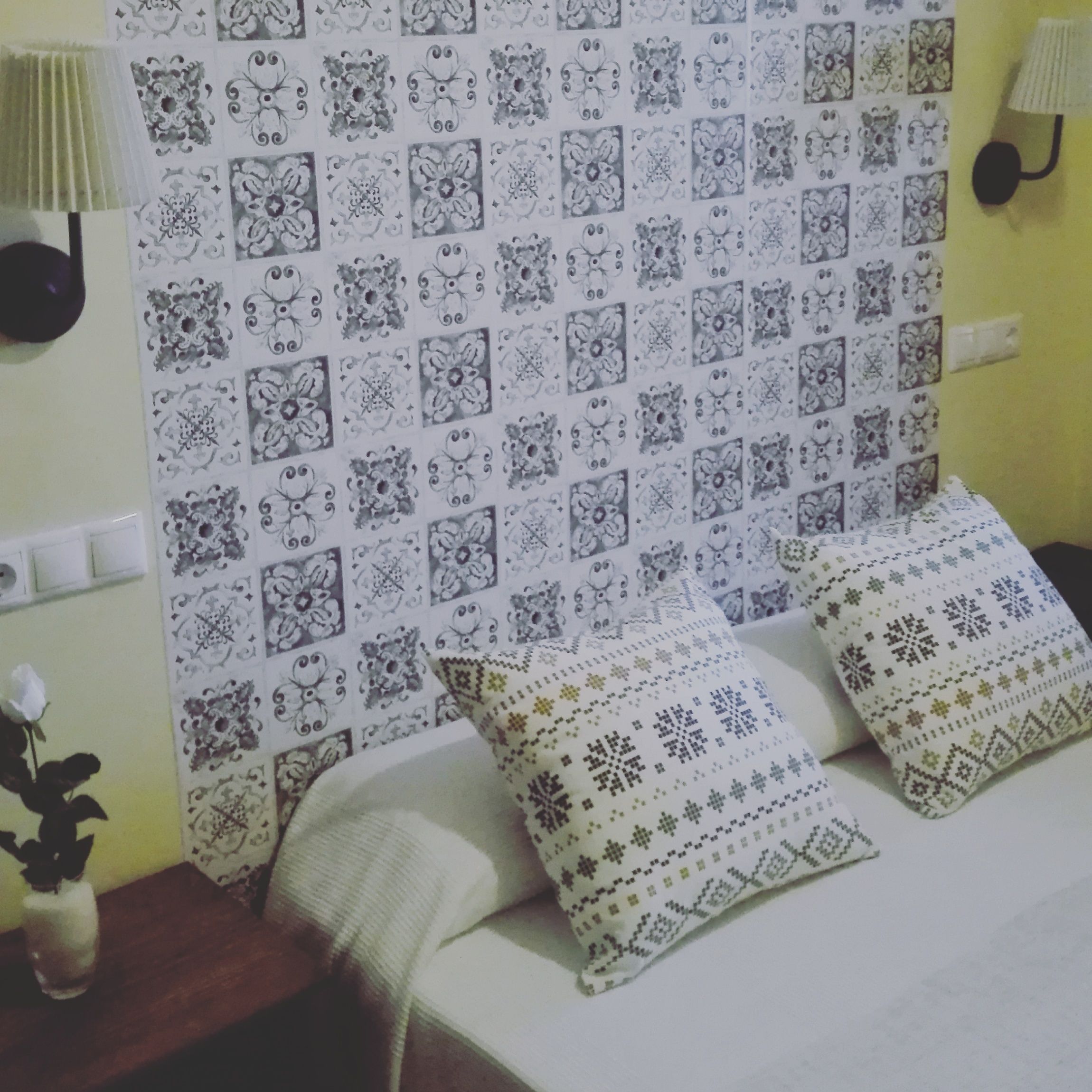 Desk, soundproofing, free cots/infant beds, free WiFi