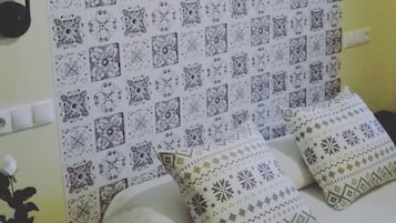 Desk, soundproofing, free cots/infant beds, free WiFi