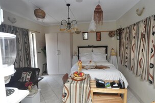 Biancheria da letto di alta qualità, una scrivania, ferro/asse da stiro