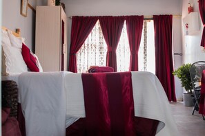 Premium bedding, desk, iron/ironing board, free WiFi - Mpofu Guest House (Harare)
