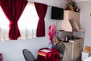 Réfrigérateur, micro-ondes (sur demande)