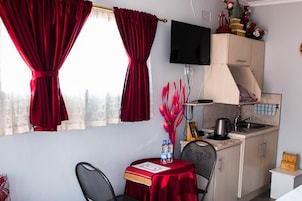 Frigorifero, microonde (su richiesta)