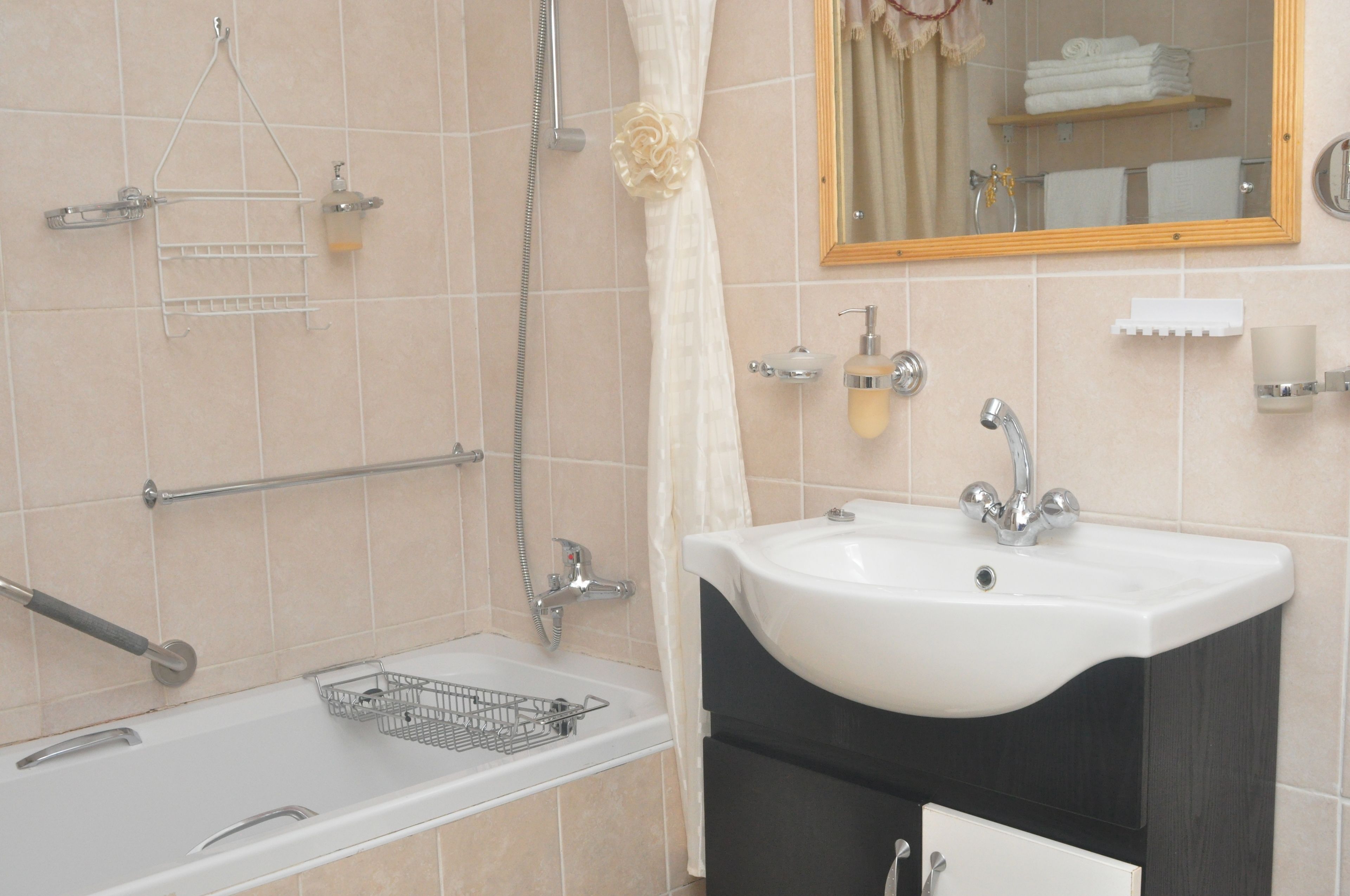 Deluxe Double Room, Non Smoking | Bathroom | Combined shower/bathtub, free toiletries, hair dryer, bathrobes