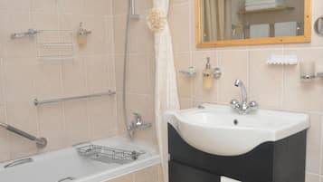 Deluxe Double Room, Non Smoking | Bathroom | Combined shower/bathtub, free toiletries, hair dryer, bathrobes