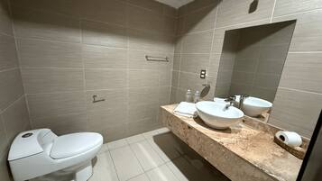 Shower, rainfall showerhead, free toiletries, towels