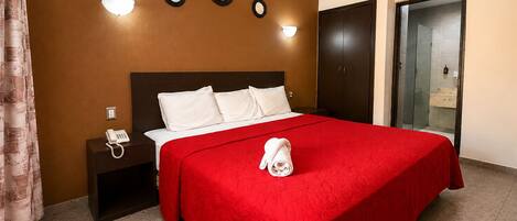 Single Room | Blackout drapes, iron/ironing board, free WiFi, bed sheets