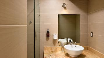 Habitación individual | Baño | Regadera, regadera tipo lluvia, amenidades de baño gratuitas, toallas