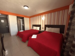 Cortinas blackout, tabla de planchar con plancha y wifi gratis 