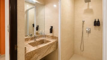 Quarto casal família, 2 camas de casal | Banheiro | Chuveiro, chuveiro com efeito de chuva, produtos de toalete grátis