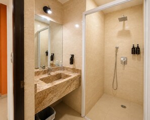 Habitación familiar doble, 2 camas dobles | Baño | Ducha y cabezal de ducha tipo lluvia