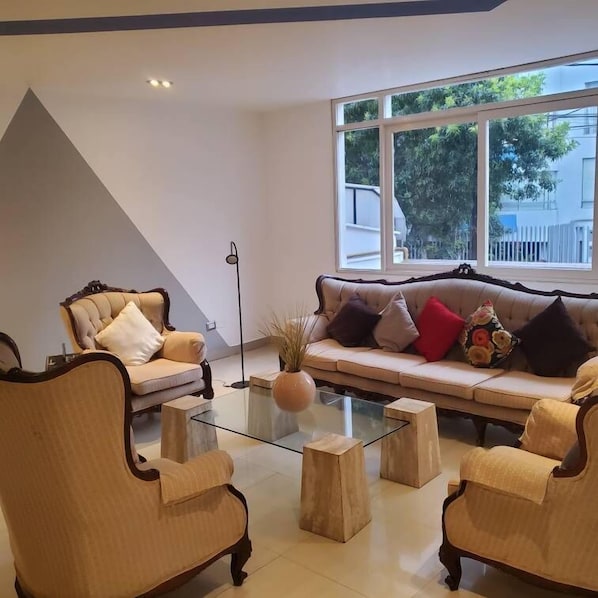 Área de estar no saguão