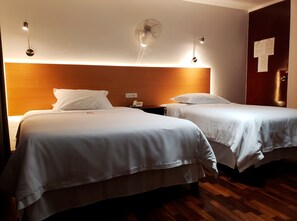 Room - Hotel El Carmelo (Lima)