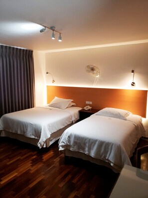 Camera con 2 letti singoli | Una scrivania, Wi-Fi gratuito, lenzuola