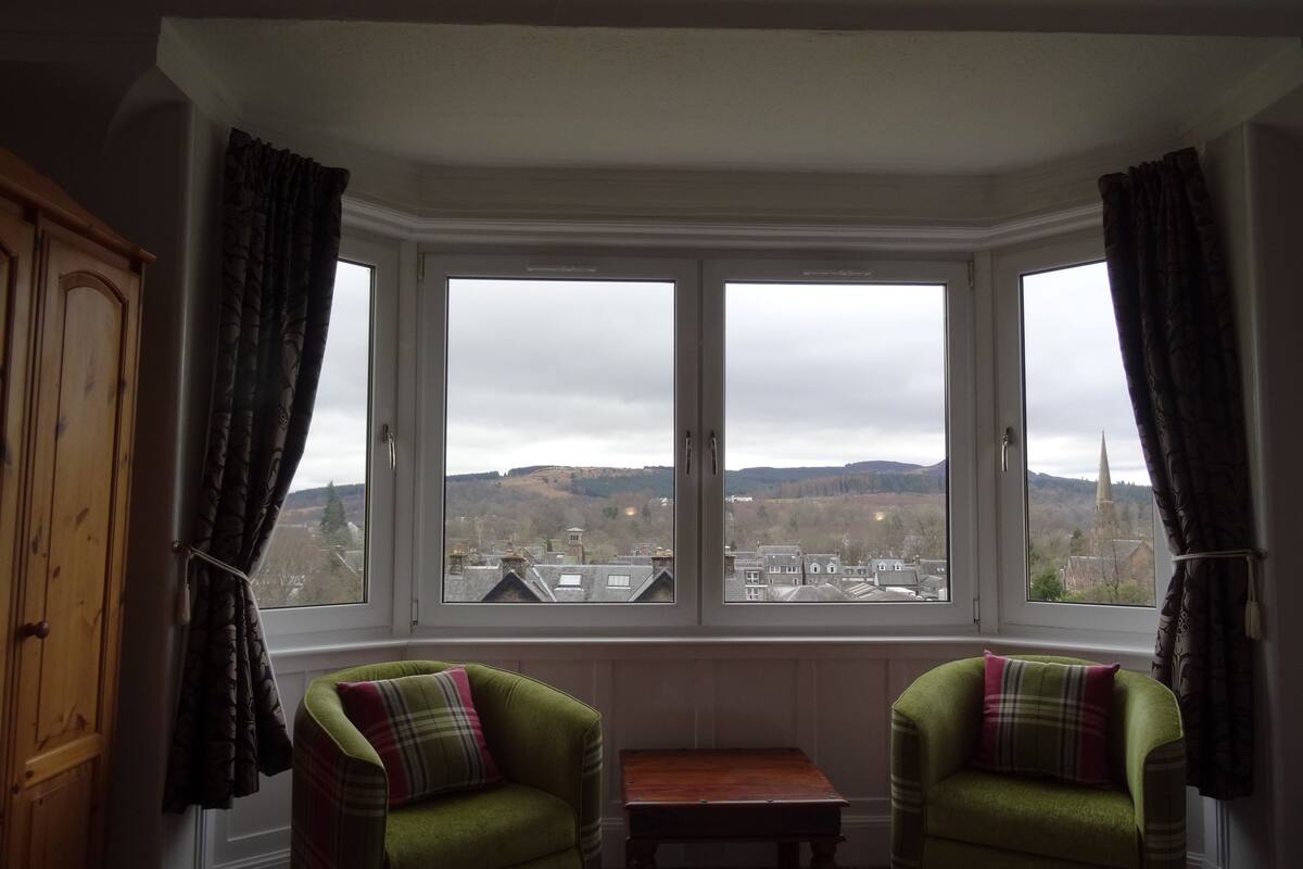 Deluxe Double or Twin Room, Mountain View | Minibar, in-room safe, bed sheets