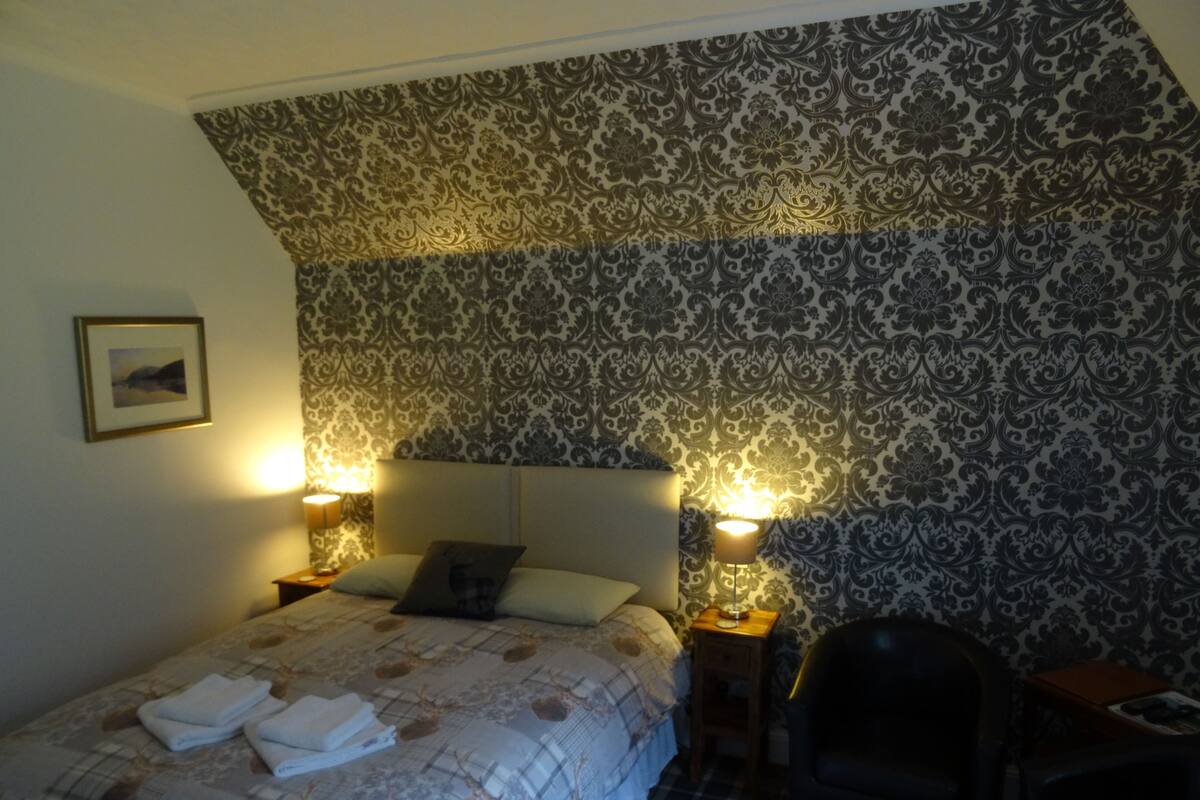 Classic Double Room | Minibar, in-room safe, bed sheets
