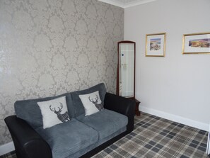 Habitación superior con 1 cama doble o 2 individuales, vistas a la montaña | Zona de estar