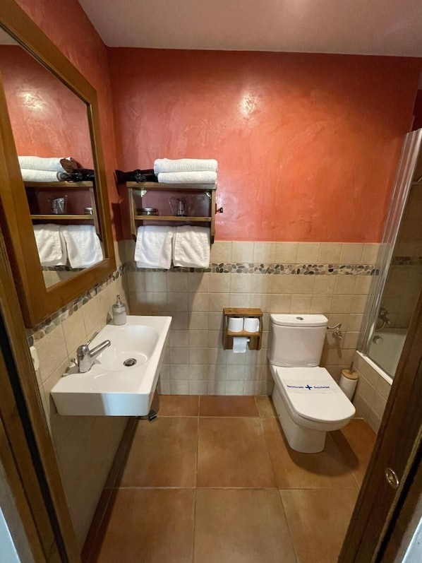 Bathroom - Fonda Mitjà (Torroella de Montgrí)