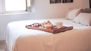 Triple Room | Blackout curtains, iron/ironing board (on request), free WiFi - Fonda Mitjà (Torroella de Montgrí)