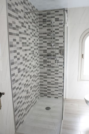Habitación triple | Baño | Amenidades de baño gratuitas, secadora de cabello, toallas 