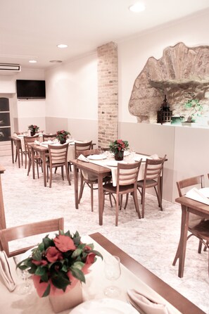 Frühstück, Mittagessen, Abendessen, lokale Küche 