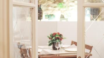 Petit déjeuner et déjeuner servis sur place, spécialités Cuisine locale