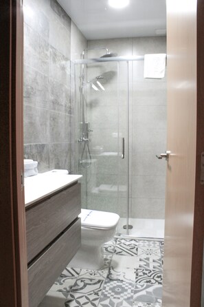 Habitación con 1 cama doble o 2 individuales | Baño | Artículos de higiene personal gratuitos, secador de pelo y toallas